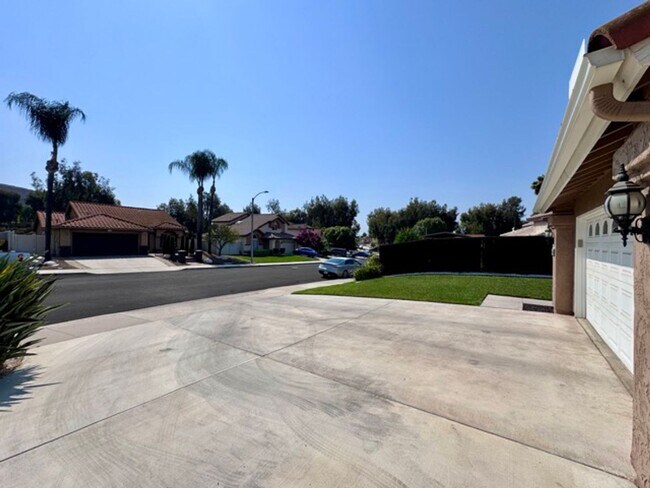 Building Photo - Beautiful 4 Bedroom Pool Home with Solar i...