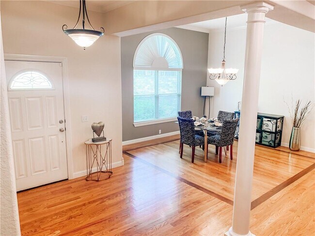 Building Photo - 407 NW Saddlebrook Dr