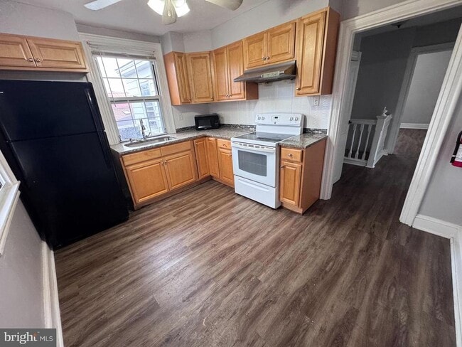 Building Photo - 25 E Main St