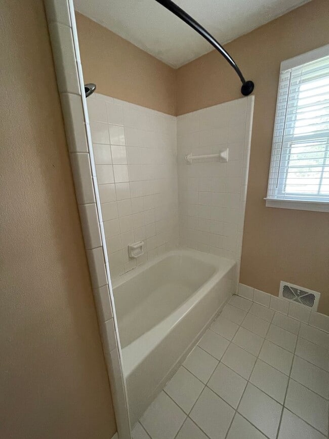 Building Photo - 5 Ramblewood Ln