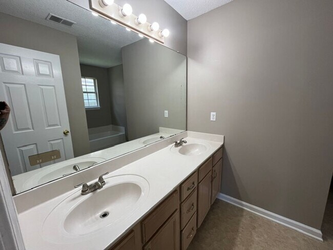 Building Photo - Renovated 3 Bedroom 3 Bath Townhome for Rent!