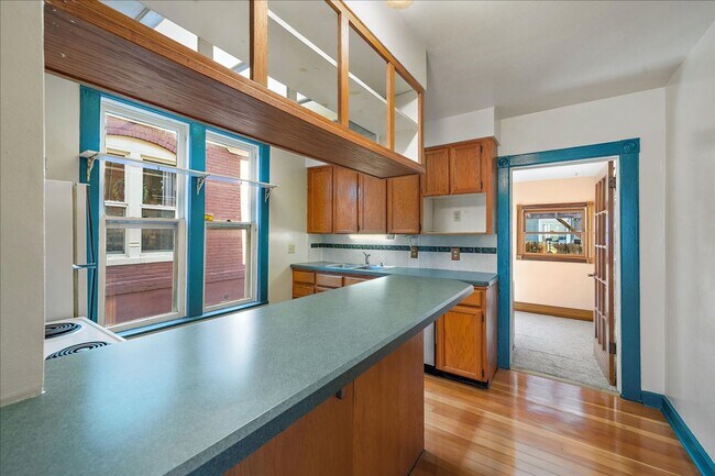 Building Photo - Beautiful 3 Bedroom Victorian Home, With B...