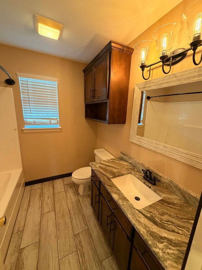 Building Photo - Beautiful Executive 3bd/2bath home in Joplin with fenced in yard / 2 car garage  and sunroom!!