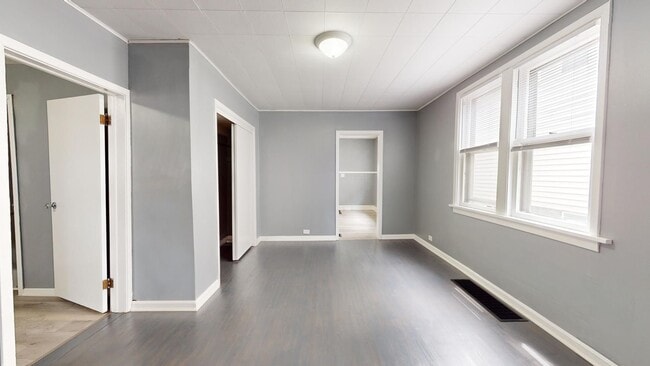 Building Photo - ** AVAILABLE OCTOBER 2025 *** Old Brooklyn...