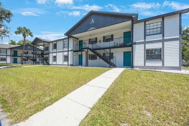 Primary Photo - Newly Renovated 2 bedroom 2 bath within wa...