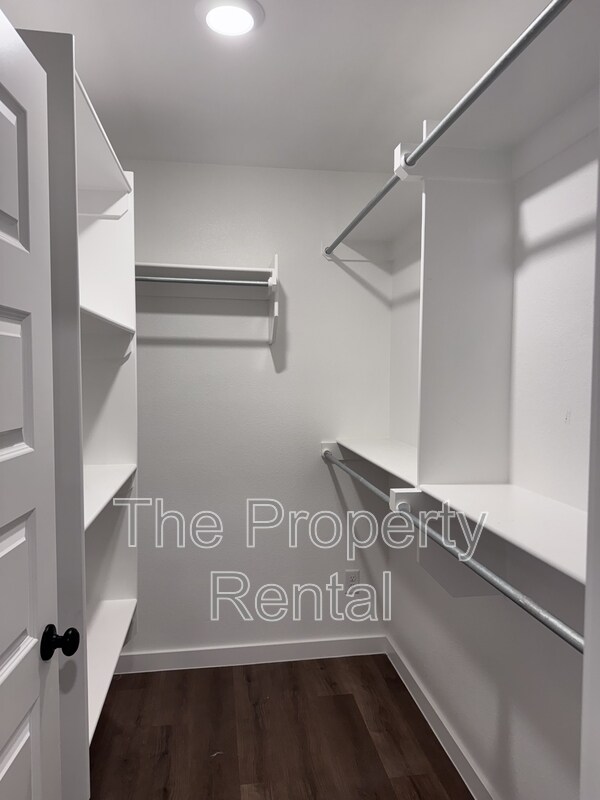 Building Photo - 520 Thicket Dr