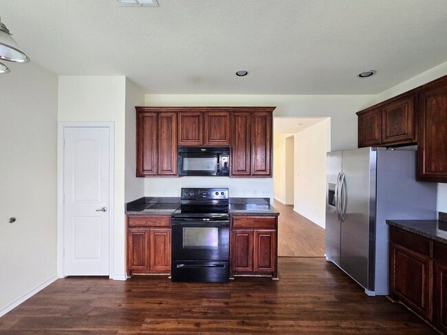 Building Photo - 2113 Woodhaven Dr