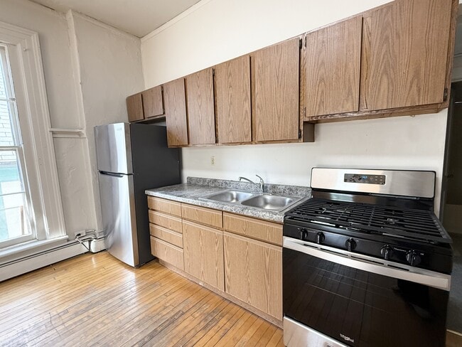 Building Photo - 215 N Pinckney St