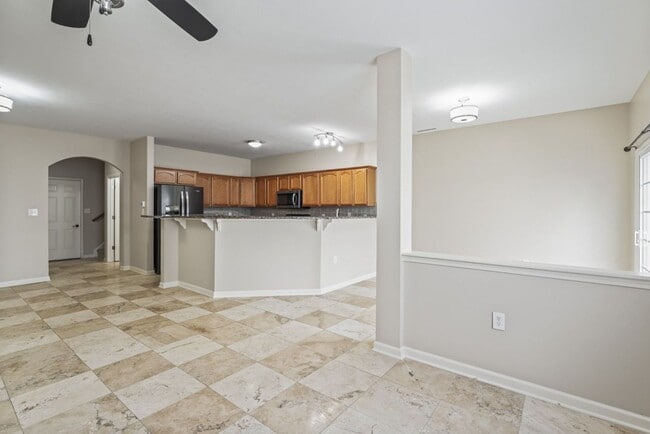 Building Photo - Beautiful 3 Bedroom Condo Available Now!
