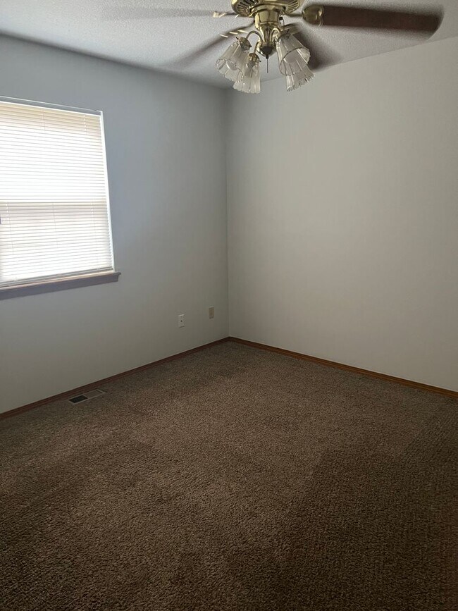 Building Photo - 3 Bedroom 2 bath Spacious Home in a quiet neighborhood!