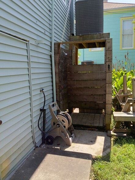 Building Photo - 2924 1/2 Bernardo De Galvez Ave