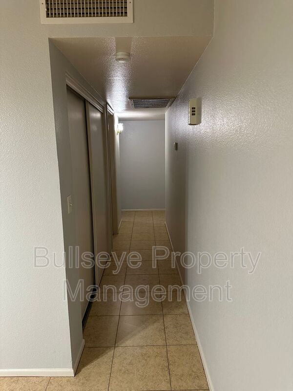 Building Photo - 9623 N 70th Dr