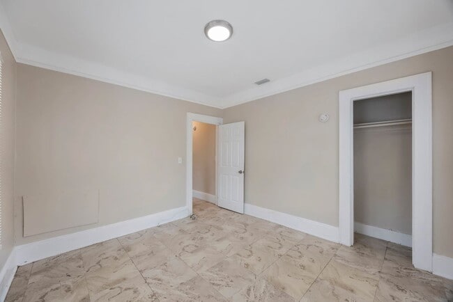 Building Photo - Large 3bdrm/1bath/+ bonus room ***Section ...