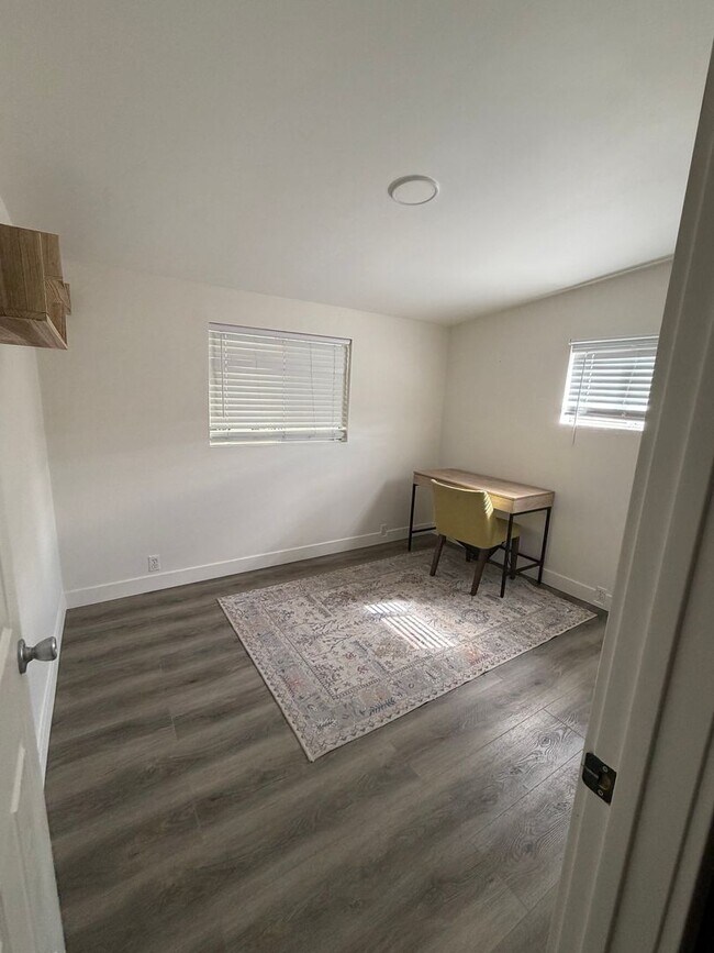 Building Photo - Furnished Home Available Now!