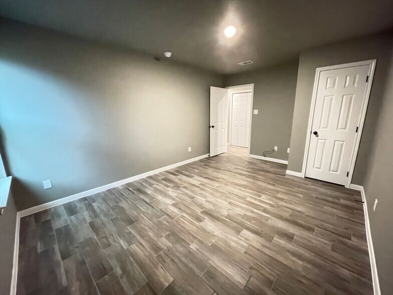 Building Photo - 208 W Beeline Ln