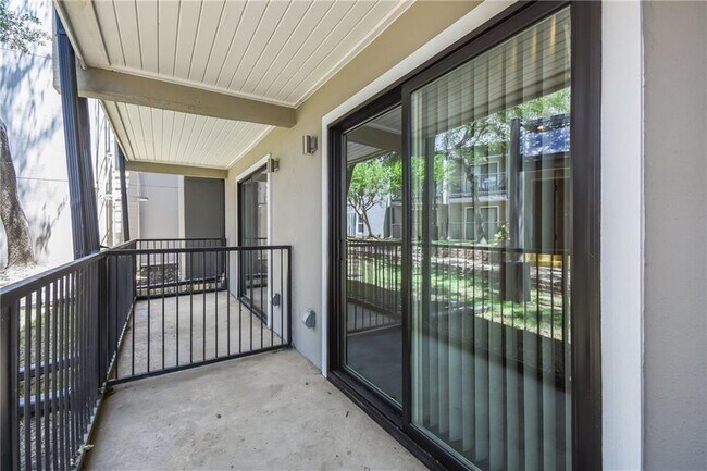 Building Photo - 935 La Posada Dr