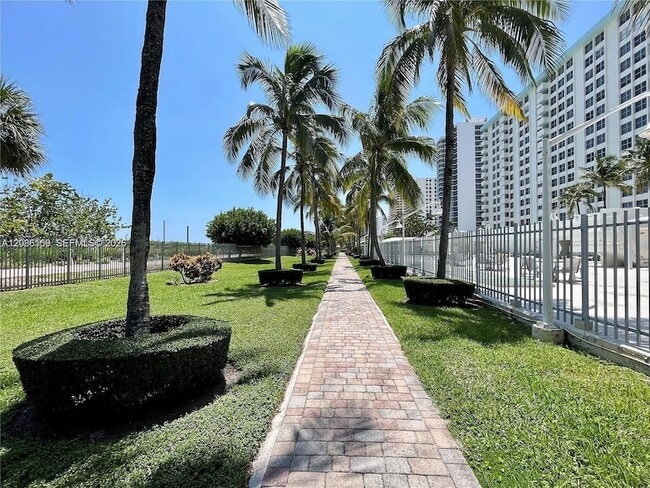 Building Photo - 2899 Collins Ave
