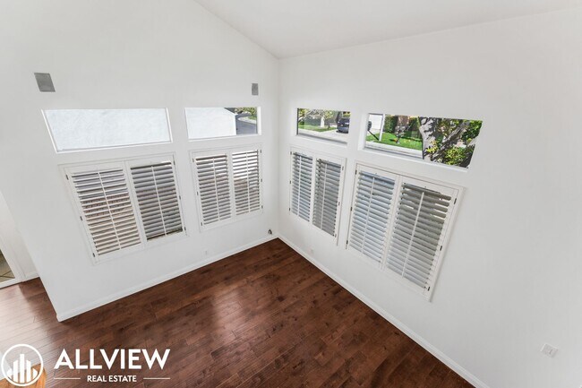 Building Photo - Beautiful 3 Bedroom, 2.5 Bathroom Home in the Heart of Tustin Ranch