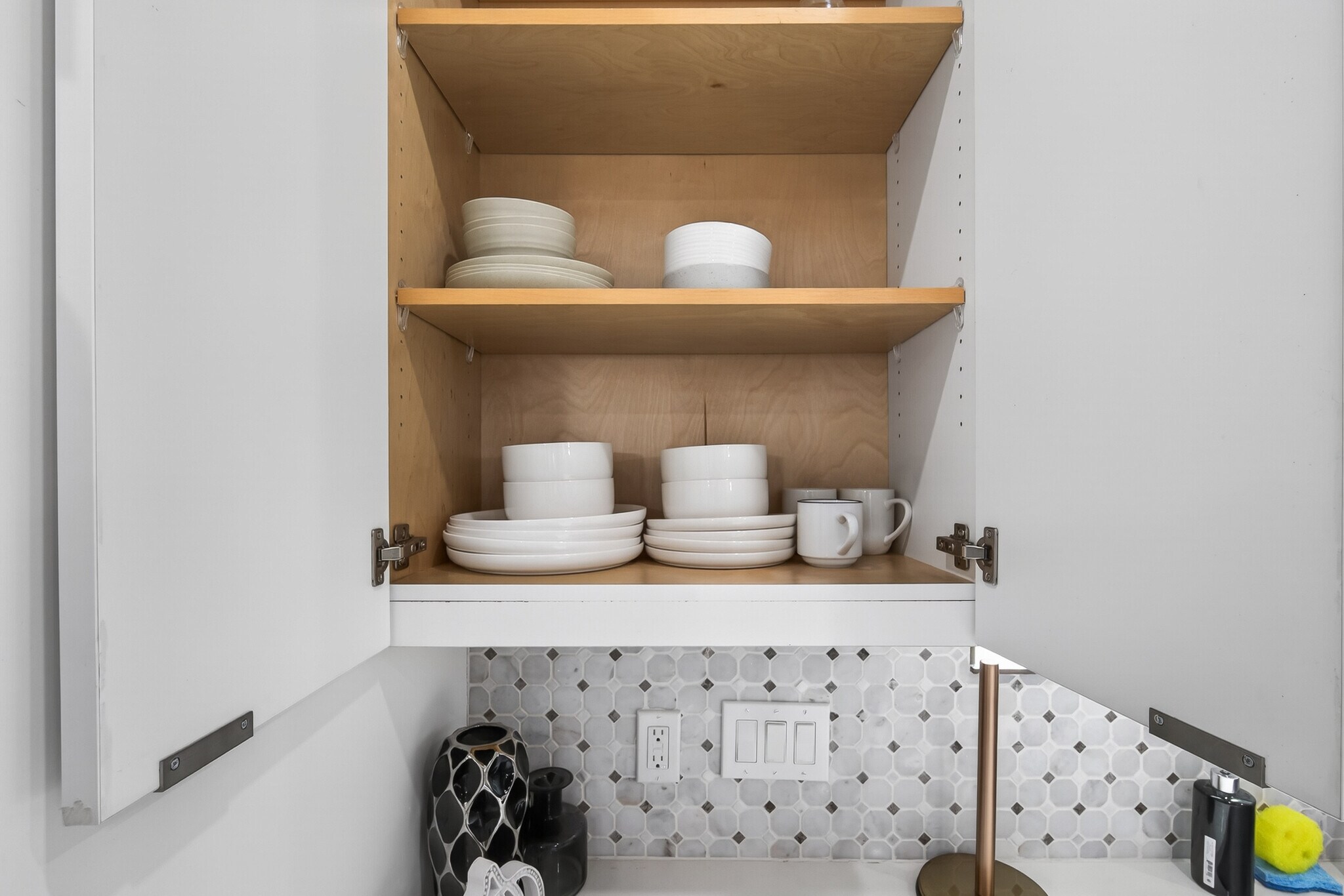 Fully stock Kitchen - 523 Schweikhardt St