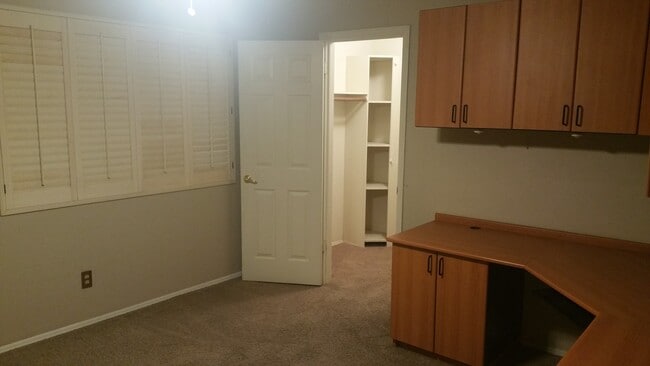 Building Photo - 2225 E Forge Ave