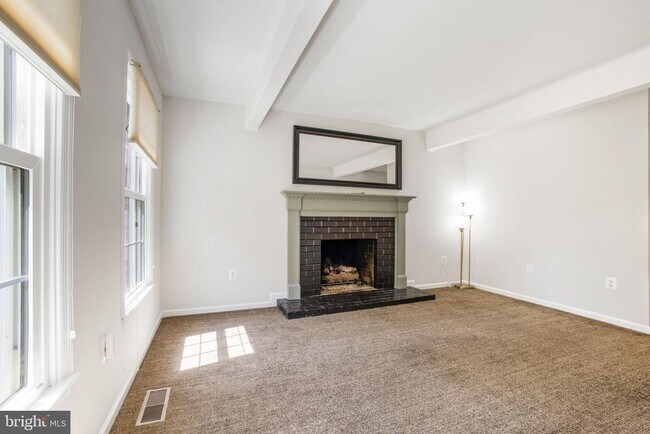 Building Photo - 9010 Lake Braddock Dr