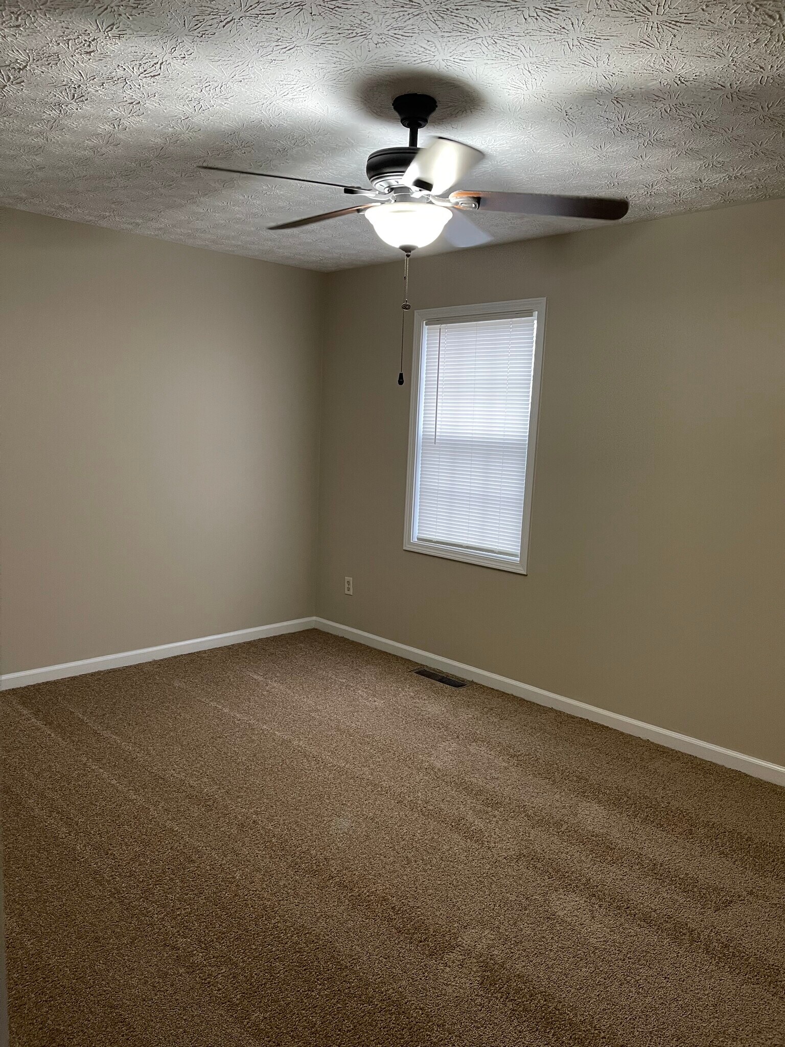 Building Photo - 641 Old Town Rd