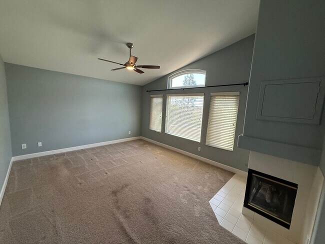 Building Photo - 635 Aliento Way
