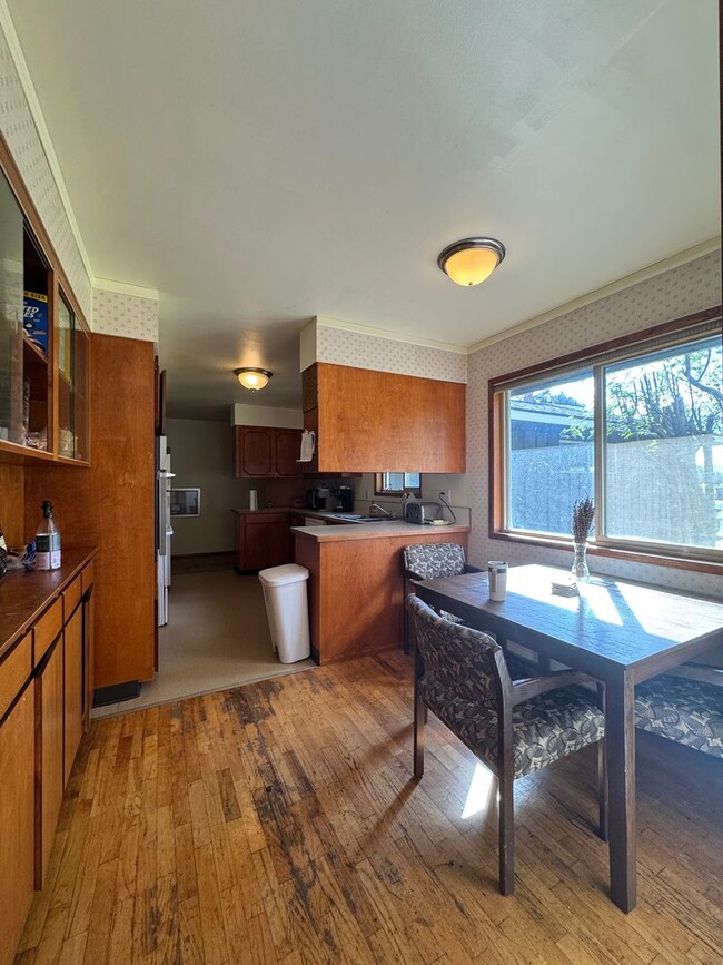 Building Photo - Spacious 5 Bedroom Rental by Park