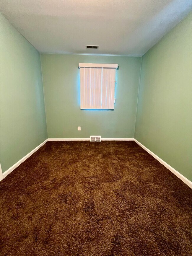 Building Photo - 3-Bedroom Single Family Home in Bristol! A...