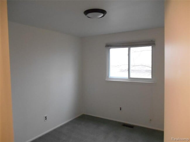 Building Photo - 1440 W Elmwood Ave