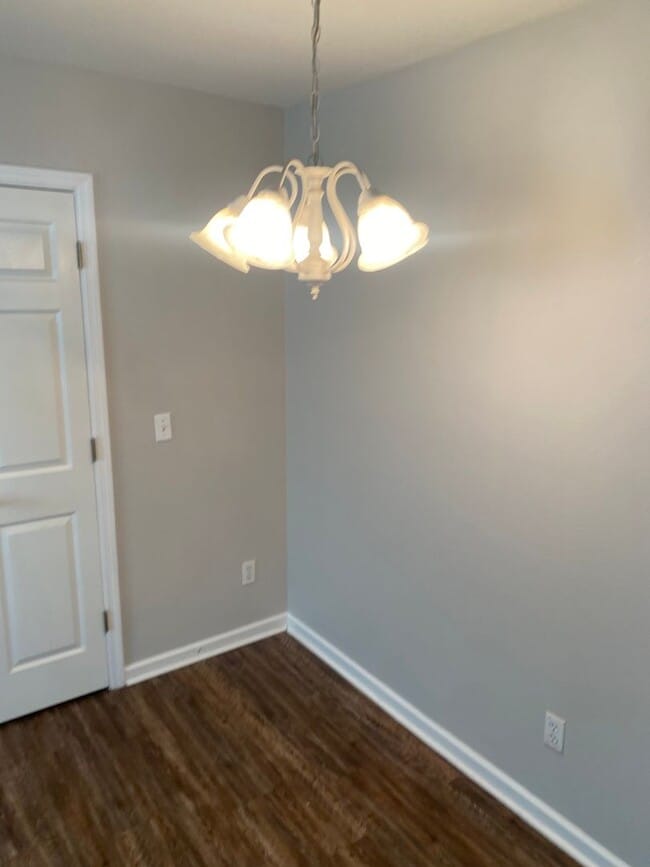 Building Photo - Beautiful 3 Bedroom 3 Bath