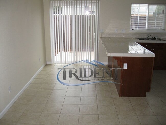 Building Photo - 3 bedroom, 2 1/2 bath halfplex/townhouse