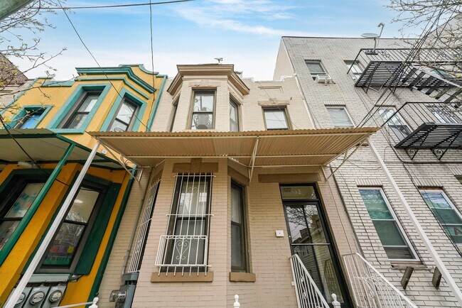 Building Photo - 532 38th St