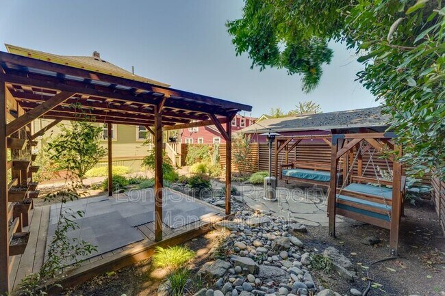 Building Photo - 5236 NE 18th Ave