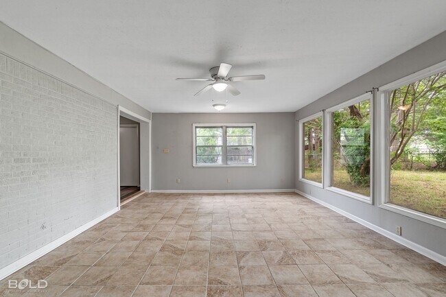Building Photo - Check Out this 3 bed 2 bath in Bossier!!