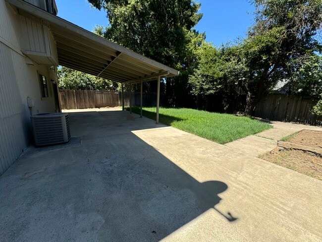 Building Photo - Beautifully spacious 3 bedroom 2 bath home...