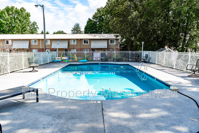 Building Photo - 109 Louella Dr