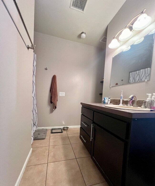 Building Photo - Charming , Single story 3 Bedroom , 2 Bath Home!