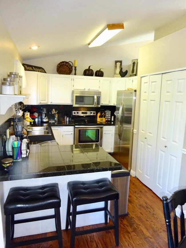Building Photo - Gorgeous Three Bedroom Home In Littleton!