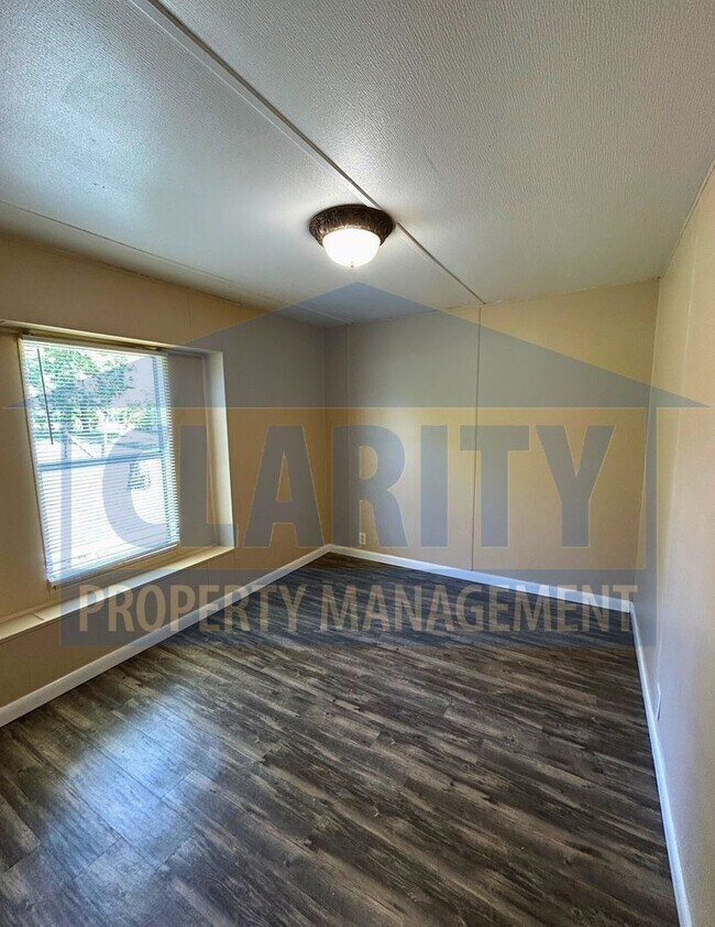 Building Photo - Cozy, two bedroom home!