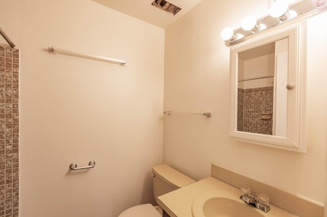 Building Photo - 5029 Rose Hill Dr