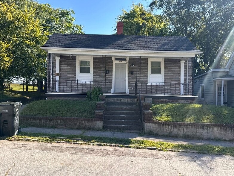 Primary Photo - 215 Church St