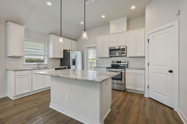 Building Photo - Immediate Move in 3 Bedroom, 2 Bathroom Home with 2 Car Garage