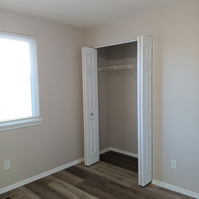 Building Photo - Relax and Enjoy Your Next Home in Monouth!