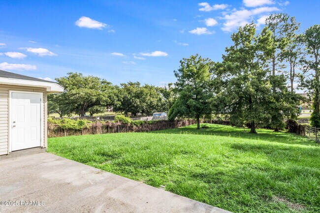 Building Photo - 147 Oak Crest Dr