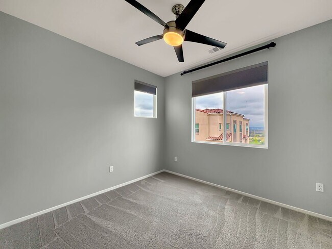 Building Photo - Great 3B/2.5BA Townhome in Otay Mesa!