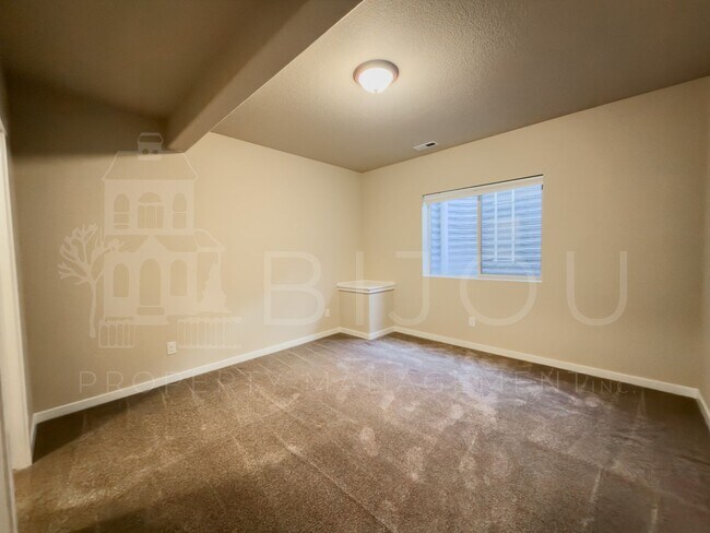Building Photo - Spacious 4 Bedroom!!