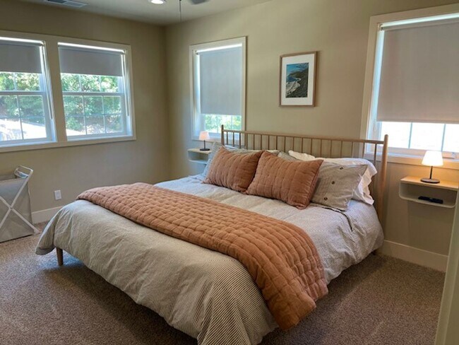 Building Photo - Modern 3 Bedroom 2.5 Bathroom House Close to Downtown Nevada City