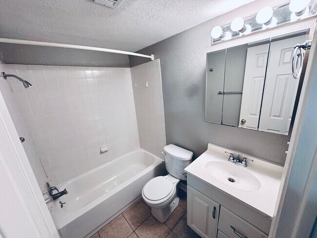 Building Photo - Ground-Floor 1-Bedroom Condo in Gated Community with Pool Access