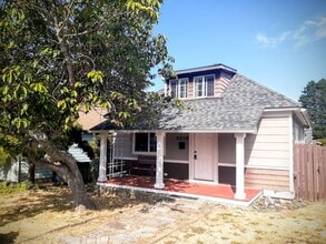 Building Photo - Very Nice 2 bedroom Point Defiance Cottage!